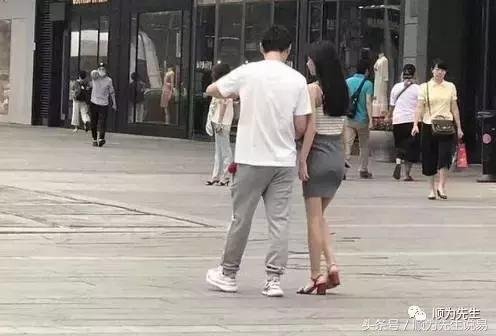 王思聪豆得儿甜蜜逛街秀恩爱 王思聪豆得儿甜蜜逛街秀恩爱