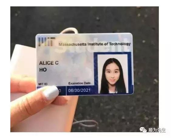 何超欣亮相巴黎名媛舞会受关注 何超欣亮相巴黎名媛舞会受关注