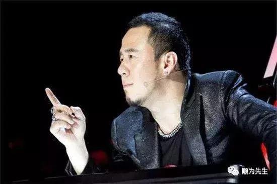 杨坤被曝与小21岁美女约会 杨坤被曝与小21岁美女约会