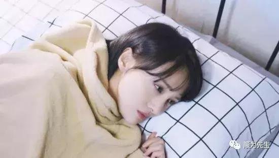 郑爽右眼不小心受伤贴纱布现身